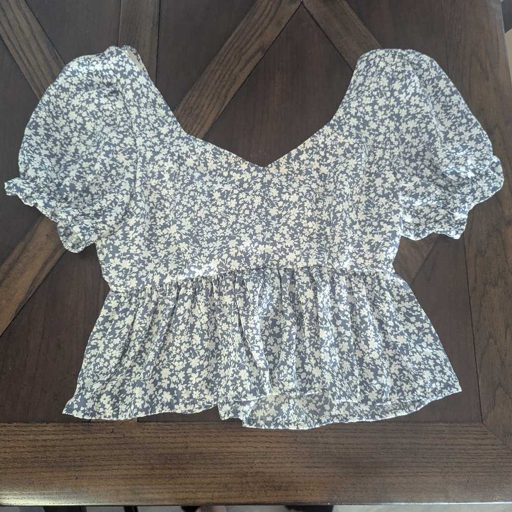 Love Tree Floral Cropped Top Size S.